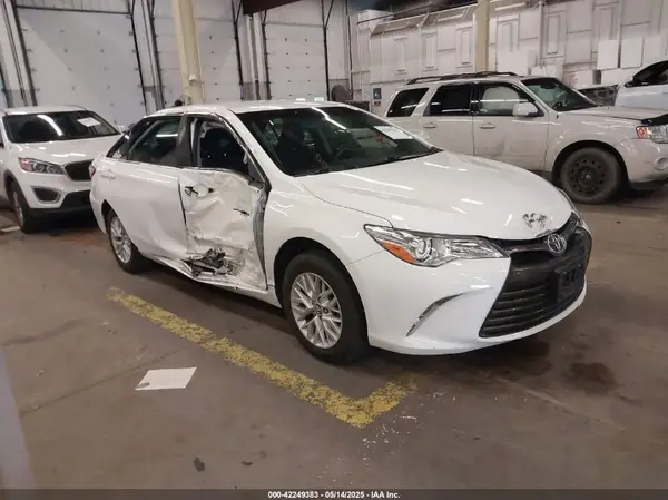 4T1BF1FK2HU364782 2017 TOYOTA CAMRY - Image 1