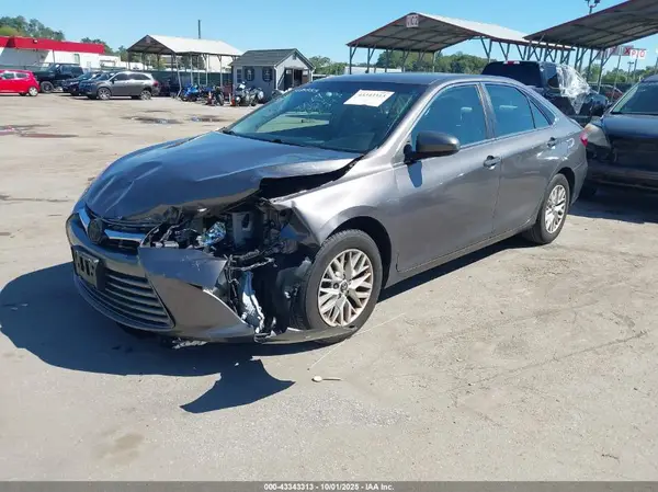 4T1BF1FK2HU370923 2017 TOYOTA CAMRY - Image 2