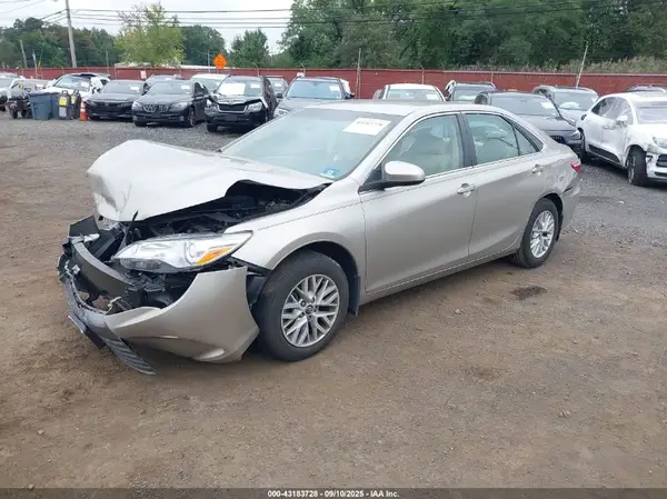 4T1BF1FK2HU381369 2017 TOYOTA CAMRY - Image 2