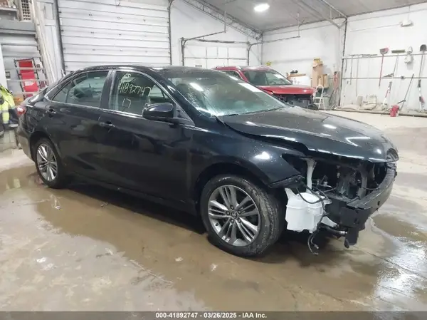 4T1BF1FK2HU381758 2017 TOYOTA CAMRY - Image 1