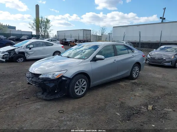 4T1BF1FK2HU383767 2017 TOYOTA CAMRY - Image 2