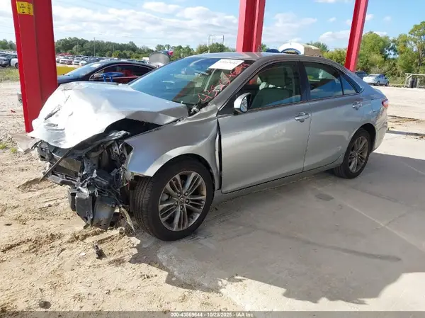 4T1BF1FK2HU400325 2017 TOYOTA CAMRY - Image 2