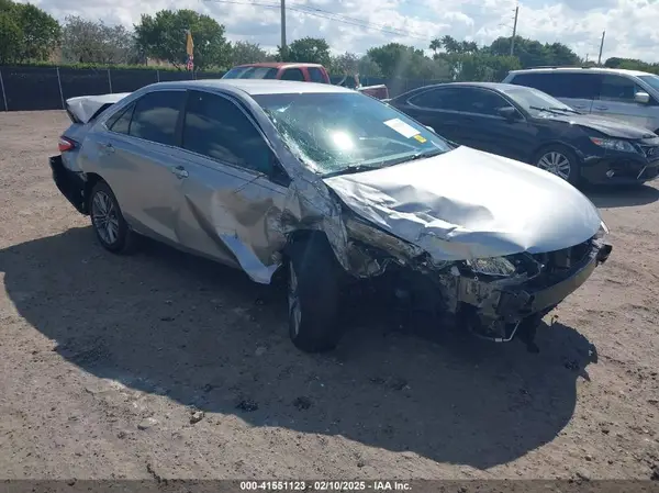 4T1BF1FK2HU411924 2017 TOYOTA CAMRY - Image 1