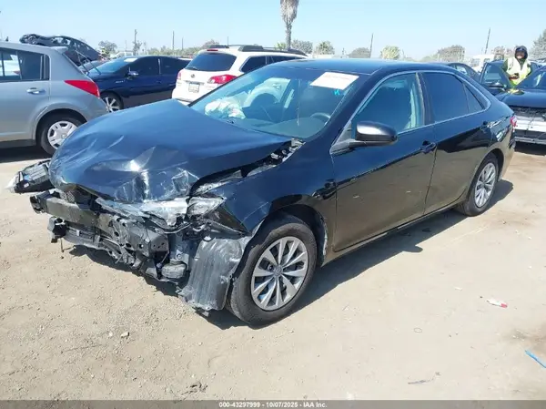 4T1BF1FK2HU417643 2017 TOYOTA CAMRY - Image 2