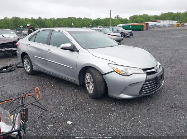 4T1BF1FK2HU424916 2017 TOYOTA CAMRY - Image 1