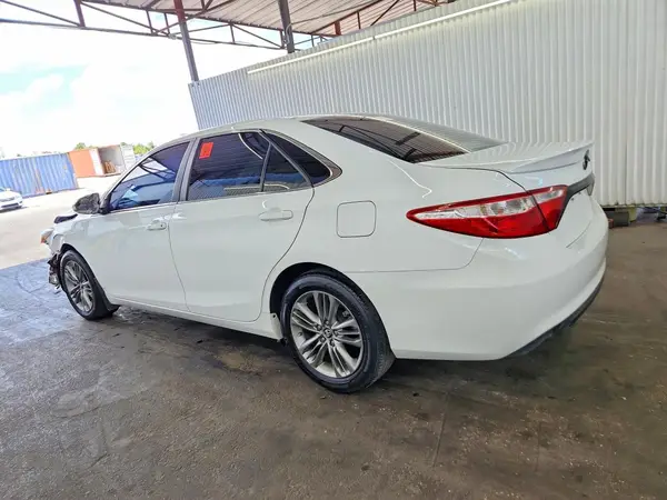 4T1BF1FK2HU639700 2017 TOYOTA CAMRY - Image 2