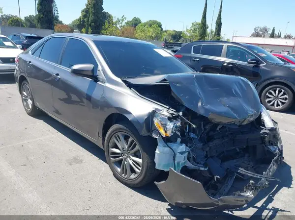 4T1BF1FK2HU700592 2017 TOYOTA CAMRY - Image 1