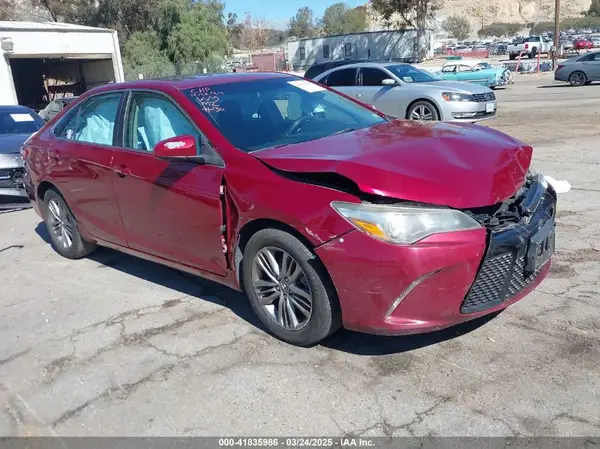 4T1BF1FK2HU701564 2017 TOYOTA CAMRY - Image 1