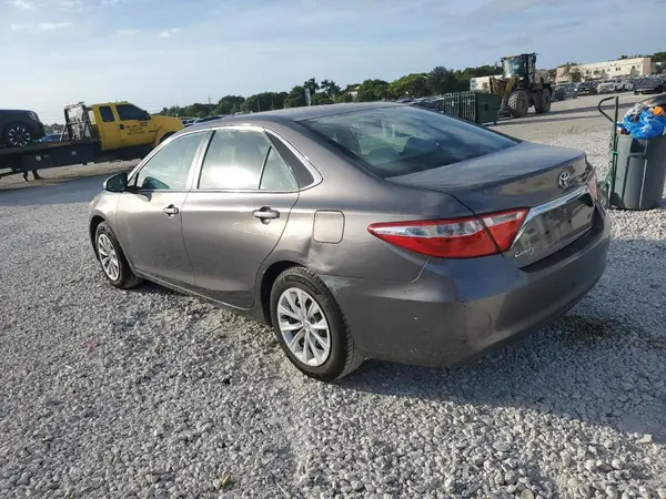 4T1BF1FK2HU704688 2017 TOYOTA CAMRY - Image 2