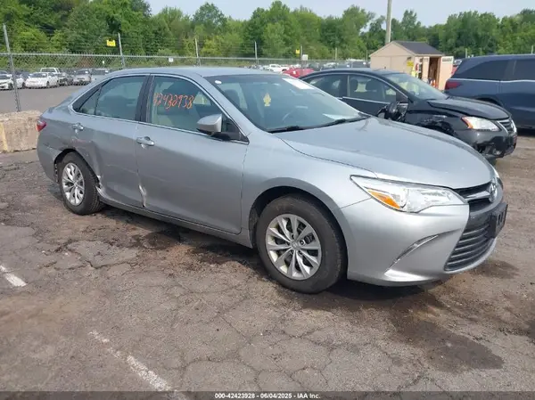 4T1BF1FK2HU722026 2017 TOYOTA CAMRY - Image 1