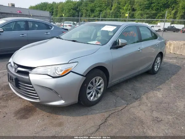 4T1BF1FK2HU722026 2017 TOYOTA CAMRY - Image 2