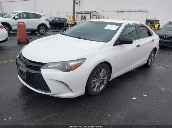 4T1BF1FK2HU724617 2017 TOYOTA CAMRY - Image 2