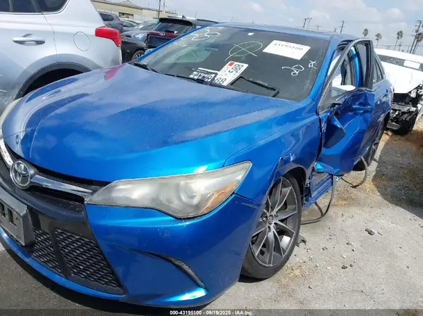 4T1BF1FK2HU748500 2017 TOYOTA CAMRY - Image 2