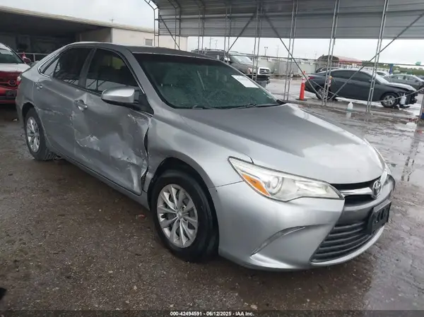 4T1BF1FK2HU750649 2017 TOYOTA CAMRY - Image 1