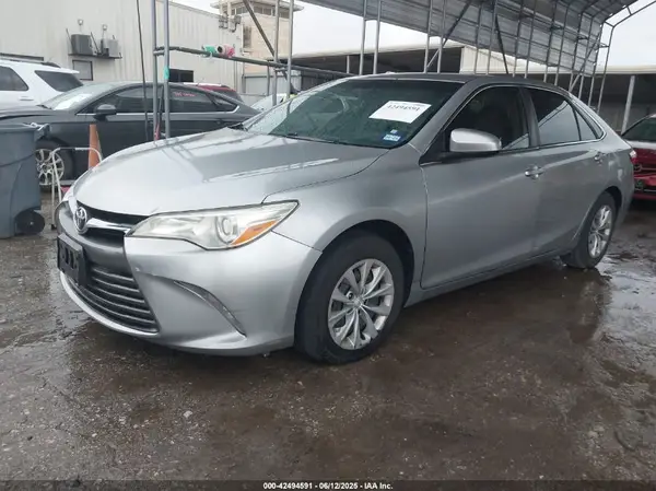 4T1BF1FK2HU750649 2017 TOYOTA CAMRY - Image 2