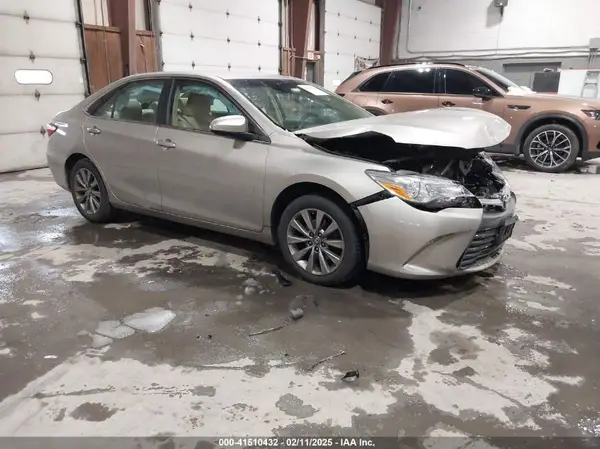 4T1BF1FK2HU758265 2017 TOYOTA CAMRY - Image 1