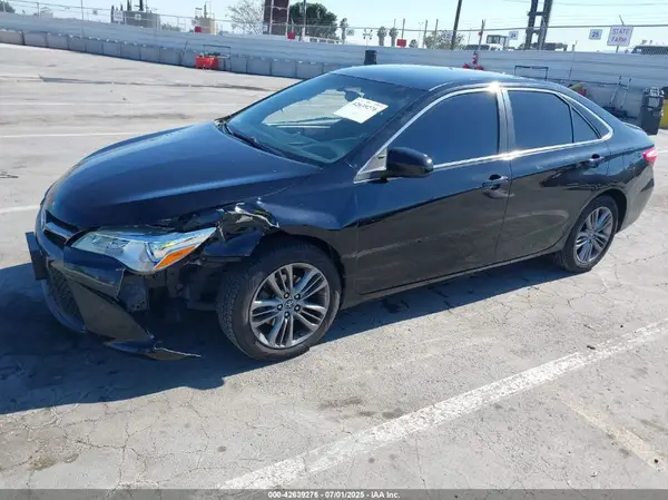 4T1BF1FK2HU758704 2017 TOYOTA CAMRY - Image 2
