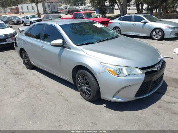 4T1BF1FK2HU758766 2017 TOYOTA CAMRY - Image 1