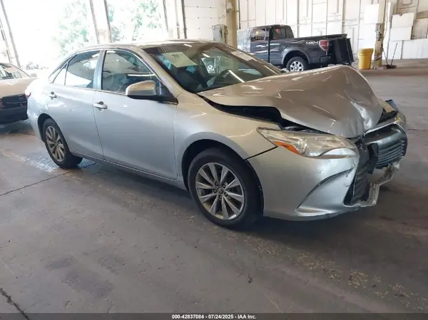 4T1BF1FK2HU763773 2017 TOYOTA CAMRY - Image 1