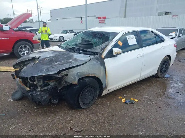 4T1BF1FK2HU774305 2017 TOYOTA CAMRY - Image 2