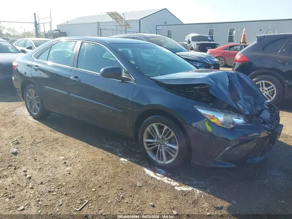 4T1BF1FK2HU785644 2017 TOYOTA CAMRY - Image 1