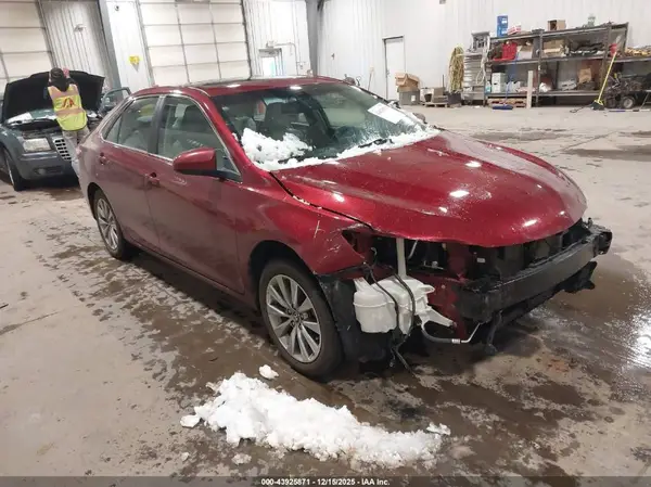4T1BF1FK2HU812910 2017 TOYOTA CAMRY - Image 1