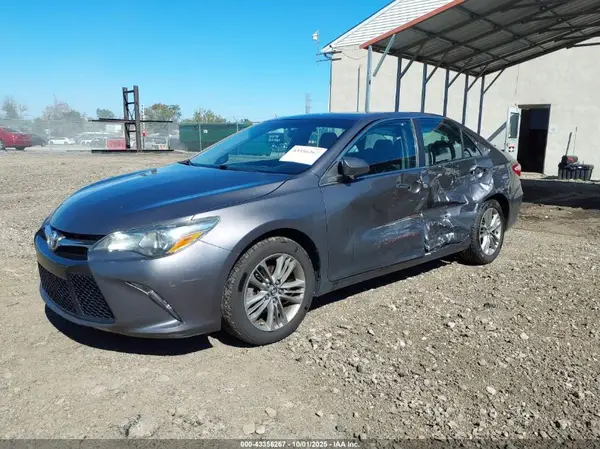 4T1BF1FK3GU127636 2016 TOYOTA CAMRY - Image 2