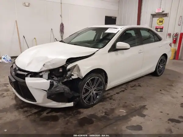 4T1BF1FK3GU155372 2016 TOYOTA CAMRY - Image 2