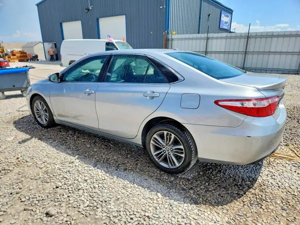 4T1BF1FK3GU178604 2016 TOYOTA CAMRY - Image 2