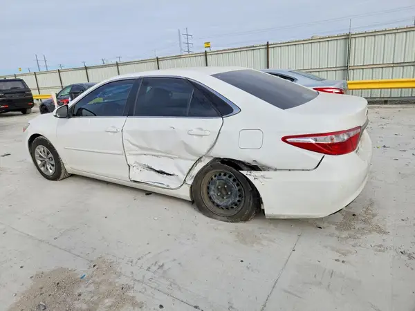 4T1BF1FK3GU187061 2016 TOYOTA CAMRY - Image 2