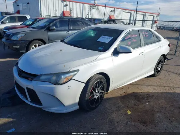 4T1BF1FK3GU229518 2016 TOYOTA CAMRY - Image 2