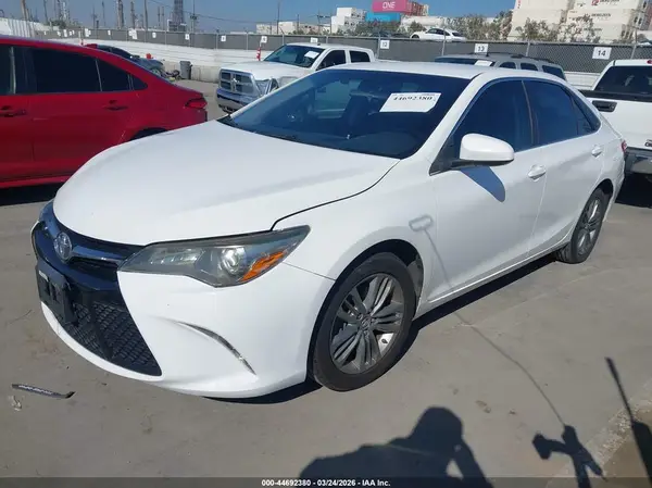 4T1BF1FK3GU233701 2016 TOYOTA CAMRY - Image 2