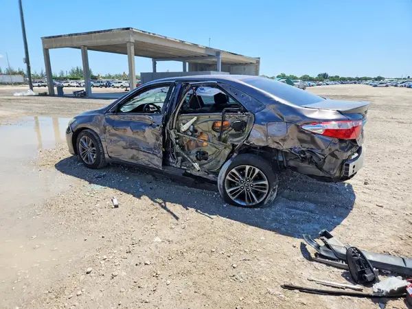 4T1BF1FK3GU251695 2016 TOYOTA CAMRY - Image 2