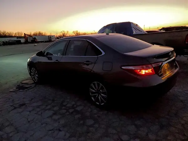 4T1BF1FK3GU606557 2016 TOYOTA CAMRY - Image 2