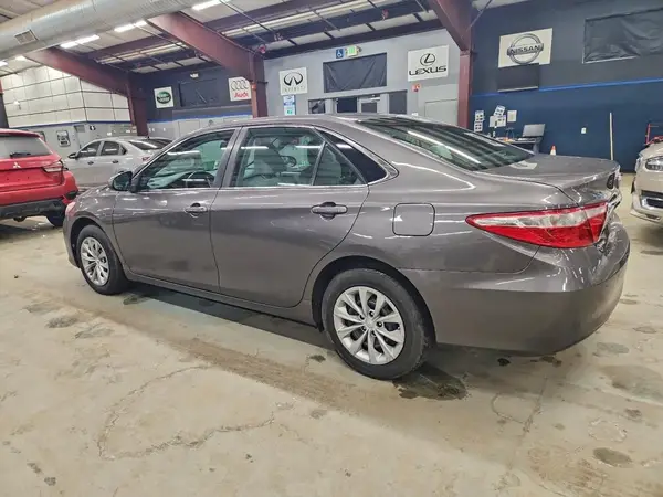 4T1BF1FK3HU301948 2017 TOYOTA CAMRY - Image 2
