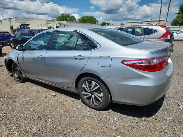 4T1BF1FK3HU310858 2017 TOYOTA CAMRY - Image 2