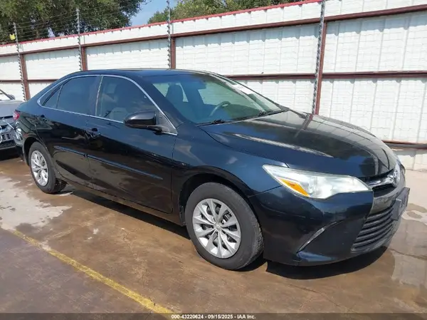 4T1BF1FK3HU315834 2017 TOYOTA CAMRY - Image 1