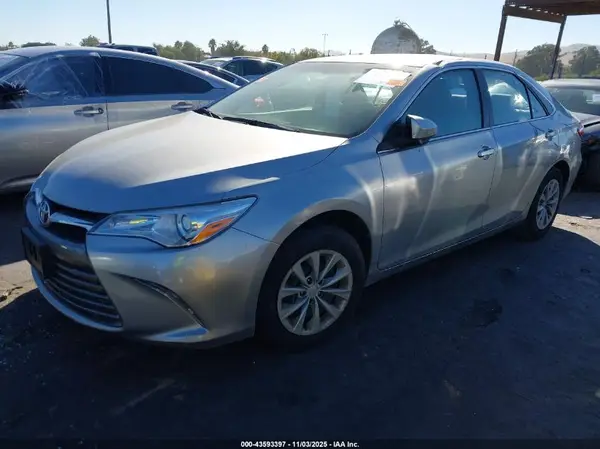 4T1BF1FK3HU353872 2017 TOYOTA CAMRY - Image 2