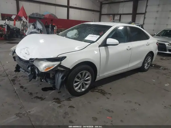 4T1BF1FK3HU390193 2017 TOYOTA CAMRY - Image 2