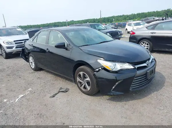 4T1BF1FK3HU637034 2017 TOYOTA CAMRY - Image 1
