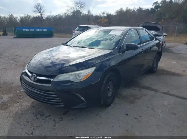 4T1BF1FK3HU662564 2017 TOYOTA CAMRY - Image 2