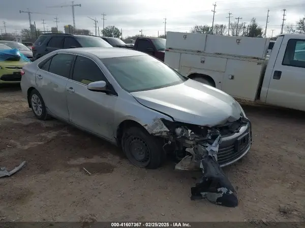 4T1BF1FK3HU688372 2017 TOYOTA CAMRY - Image 1