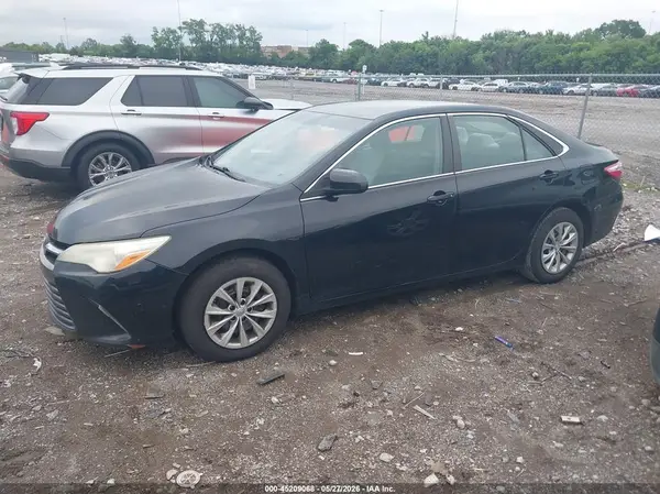 4T1BF1FK3HU710922 2017 TOYOTA CAMRY - Image 2