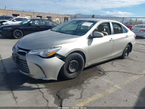 4T1BF1FK3HU719572 2017 TOYOTA CAMRY - Image 2