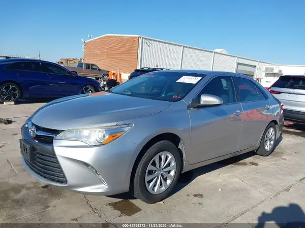 4T1BF1FK3HU742916 2017 TOYOTA CAMRY - Image 2