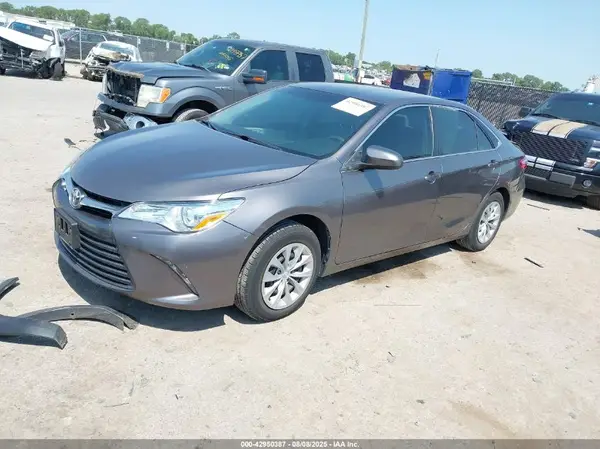 4T1BF1FK3HU766424 2017 TOYOTA CAMRY - Image 2