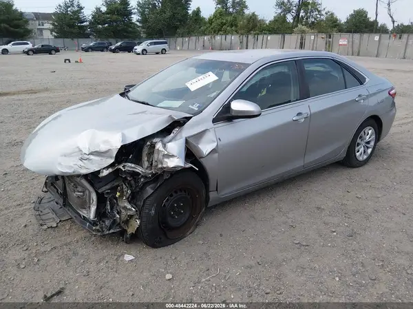 4T1BF1FK3HU770831 2017 TOYOTA CAMRY - Image 2