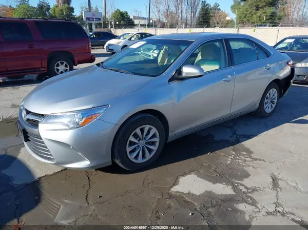 4T1BF1FK3HU785054 2017 TOYOTA CAMRY - Image 2