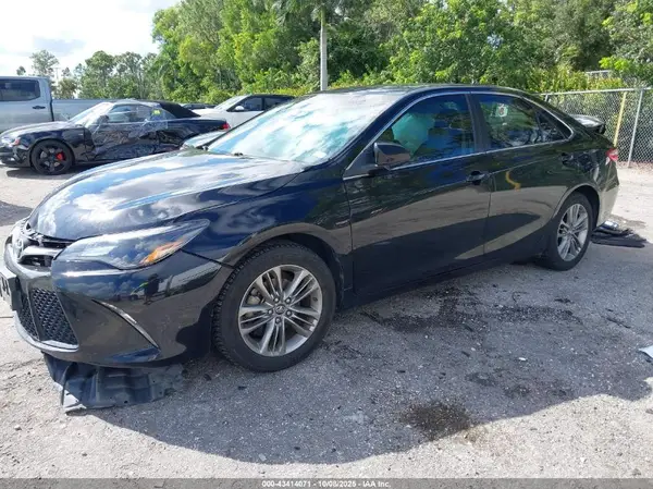 4T1BF1FK3HU813323 2017 TOYOTA CAMRY - Image 2