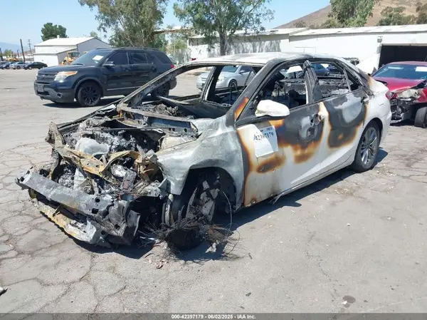 4T1BF1FK3HU815105 2017 TOYOTA CAMRY - Image 2